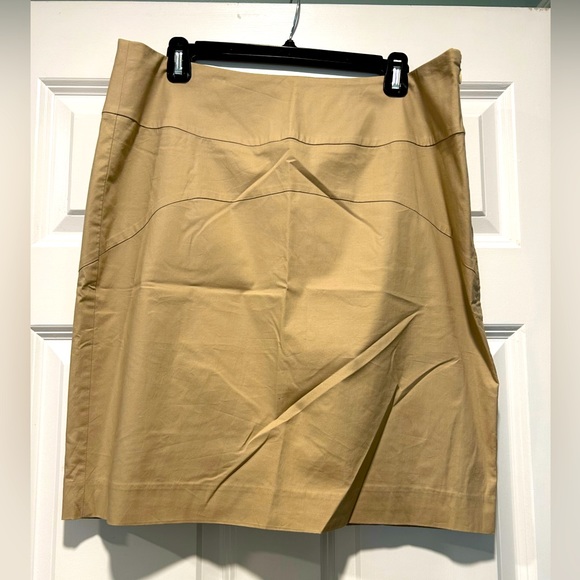 Classic khaki skirt - Picture 1 of 6
